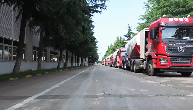 大單!100臺(tái)#粉罐半掛車(chē) 陸續(xù)發(fā)車(chē)，震撼#航拍