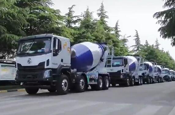 市場如此火爆，一批批新車交付用戶。場面壯觀！